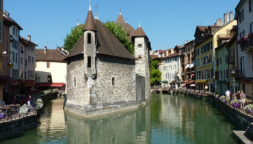 Vacances à Annecy : avantages de louer un appartement